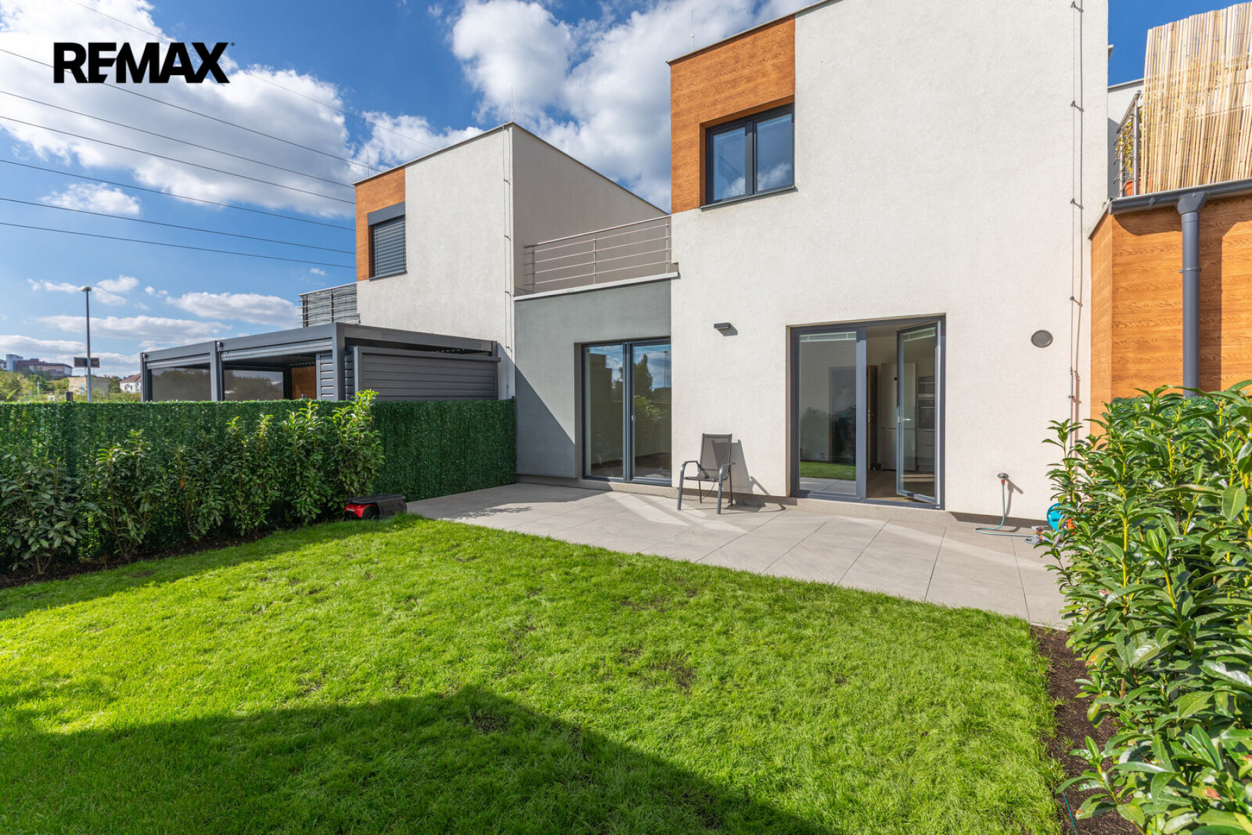 Pronájem rodinného domu 3+kk s parkovacím stáním a zahradou – Praha 9, Hostavice