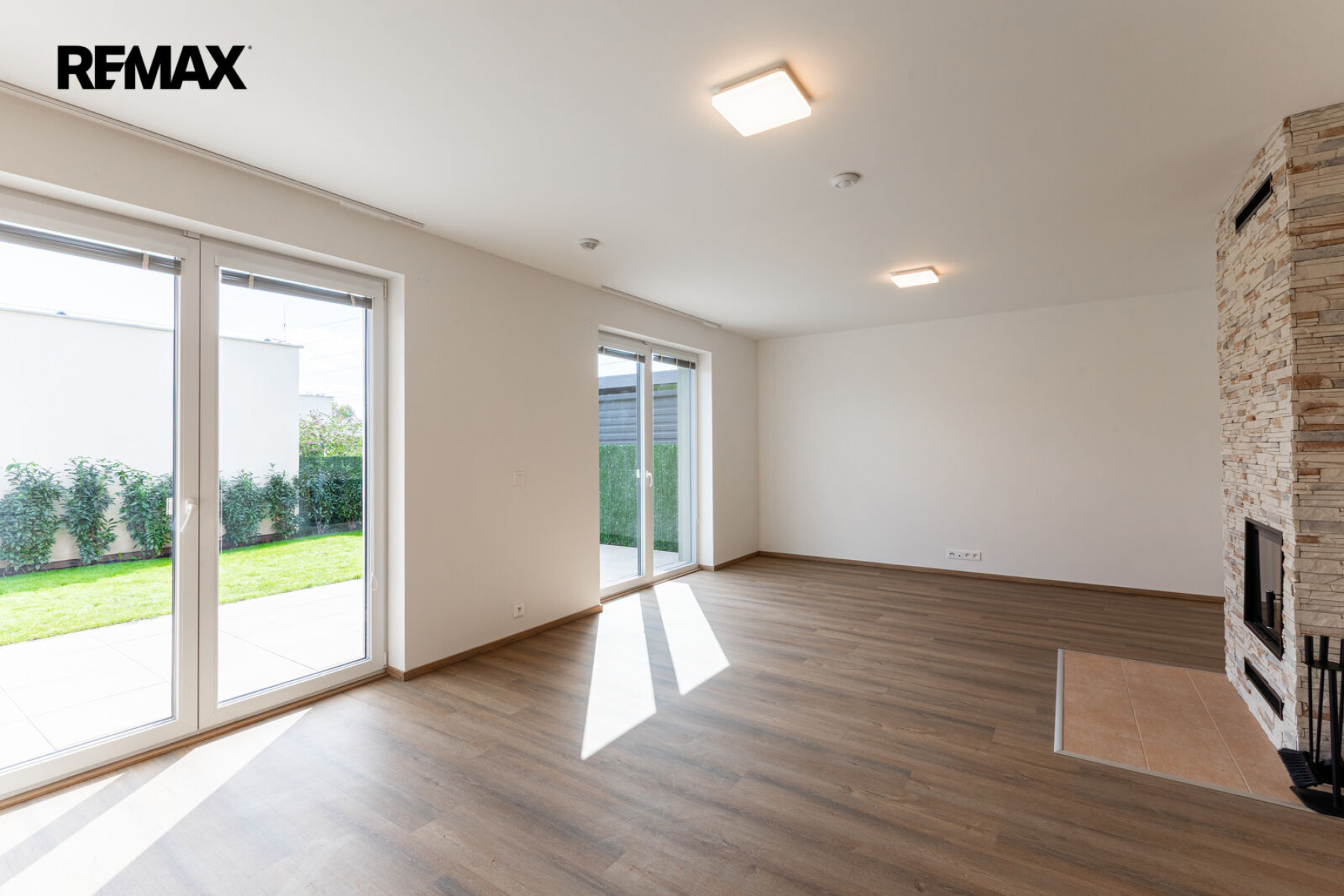 Pronájem rodinného domu 3+kk s parkovacím stáním a zahradou – Praha 9, Hostavice