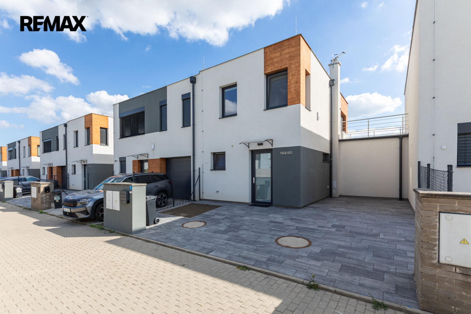 Pronájem rodinného domu 3+kk s parkovacím stáním a zahradou – Praha 9, Hostavice