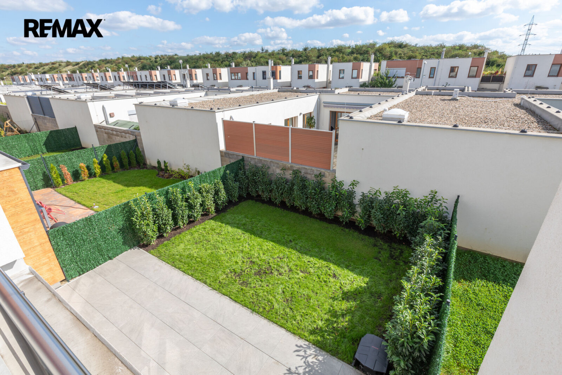 Pronájem rodinného domu 3+kk s parkovacím stáním a zahradou – Praha 9, Hostavice