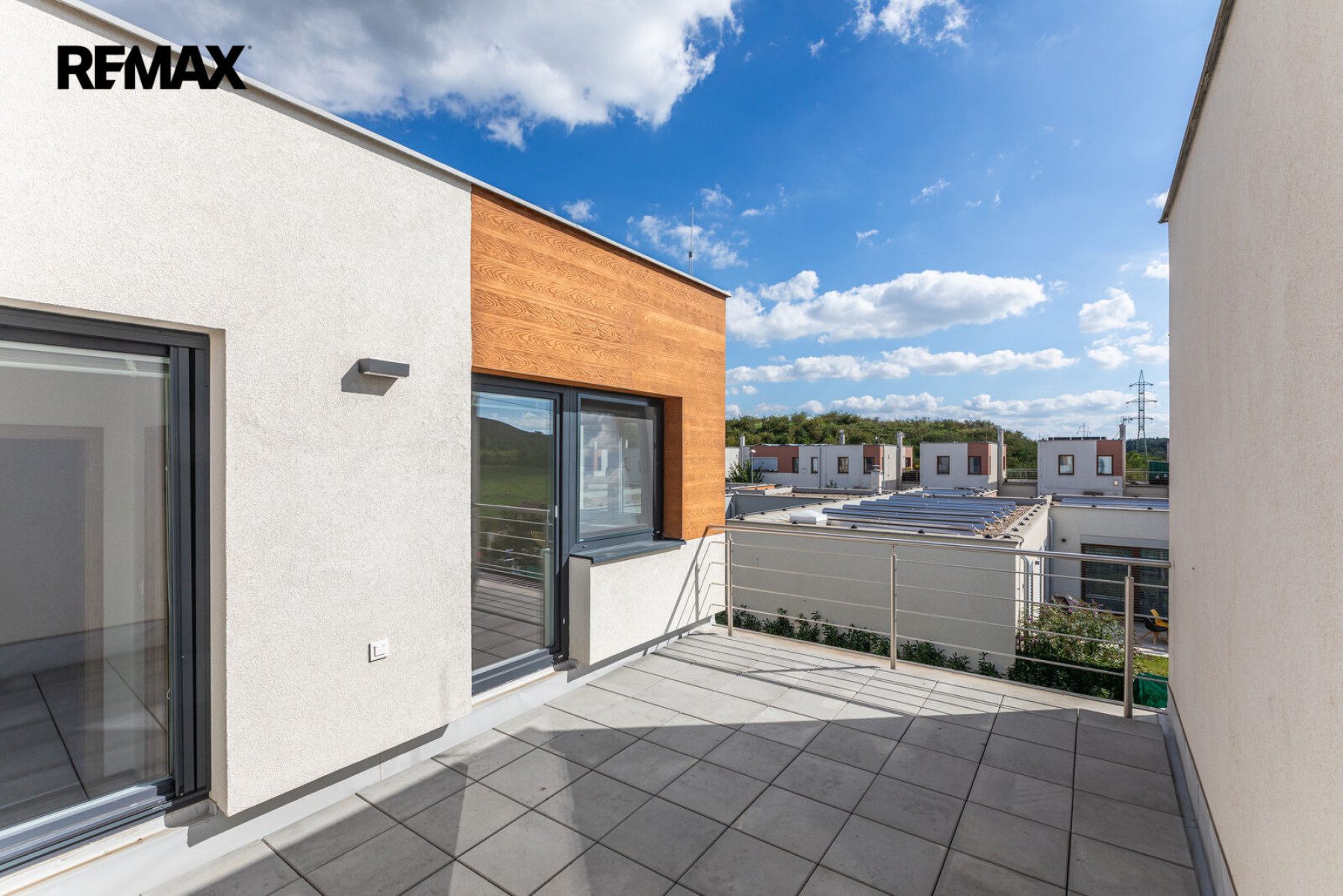 Pronájem rodinného domu 3+kk s parkovacím stáním a zahradou – Praha 9, Hostavice