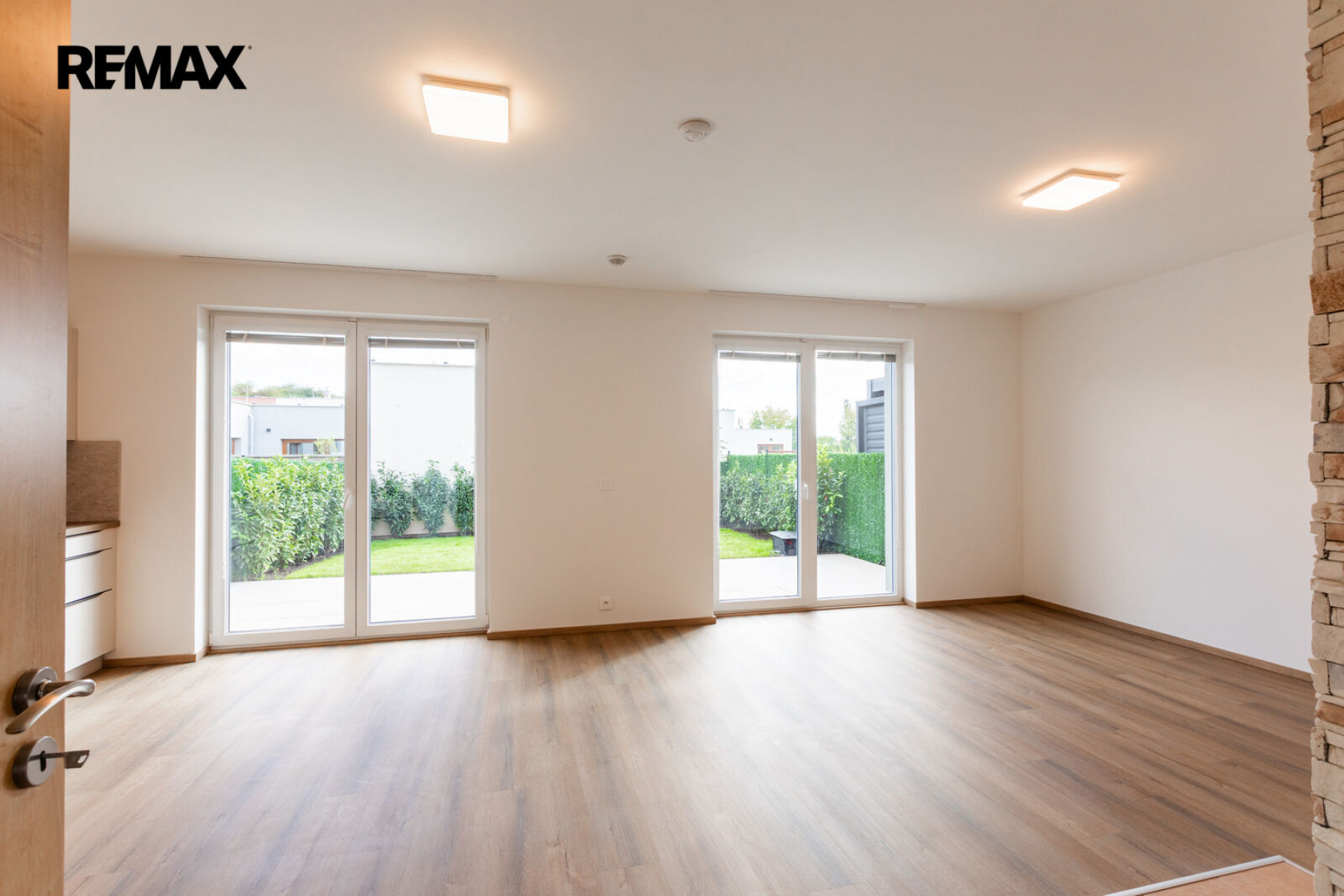 Pronájem rodinného domu 3+kk s parkovacím stáním a zahradou – Praha 9, Hostavice