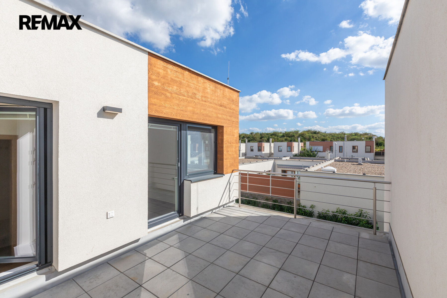 Pronájem rodinného domu 3+kk s parkovacím stáním a zahradou – Praha 9, Hostavice