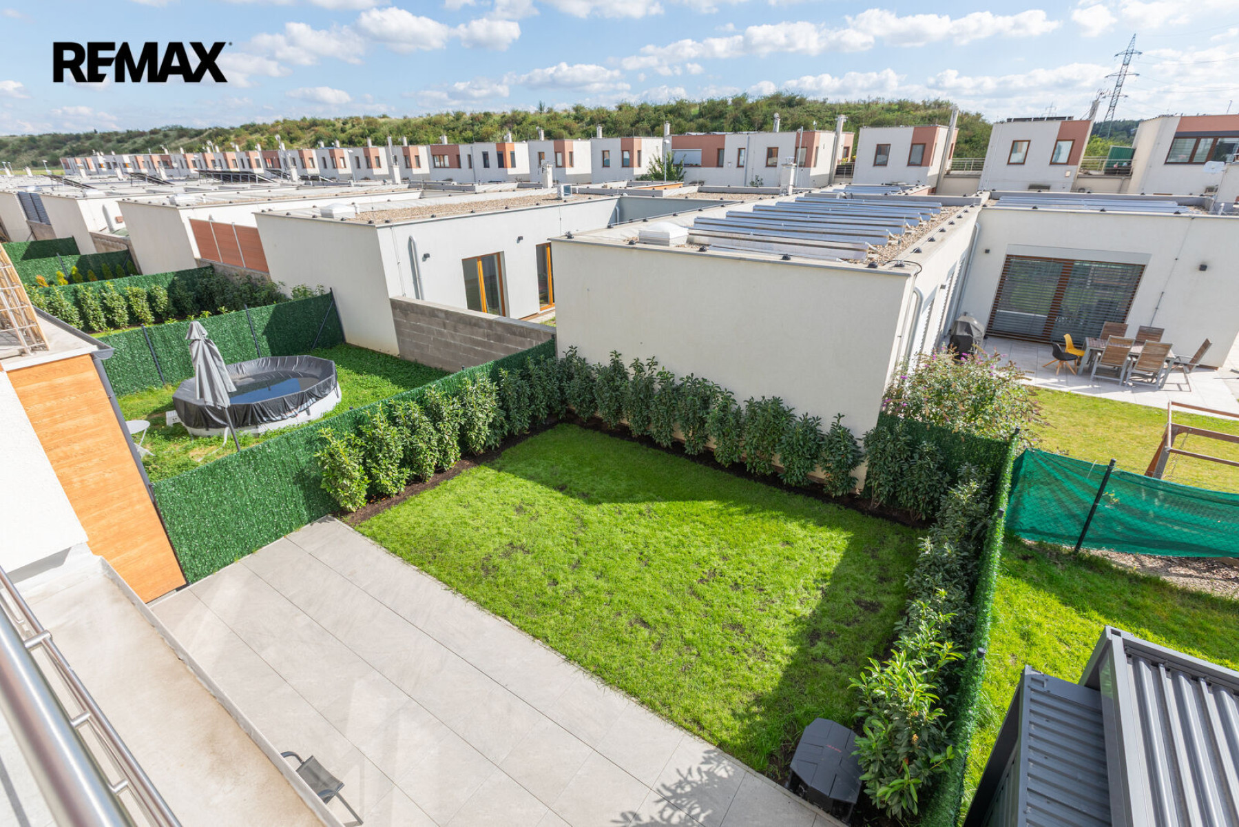 Pronájem rodinného domu 3+kk s parkovacím stáním a zahradou – Praha 9, Hostavice