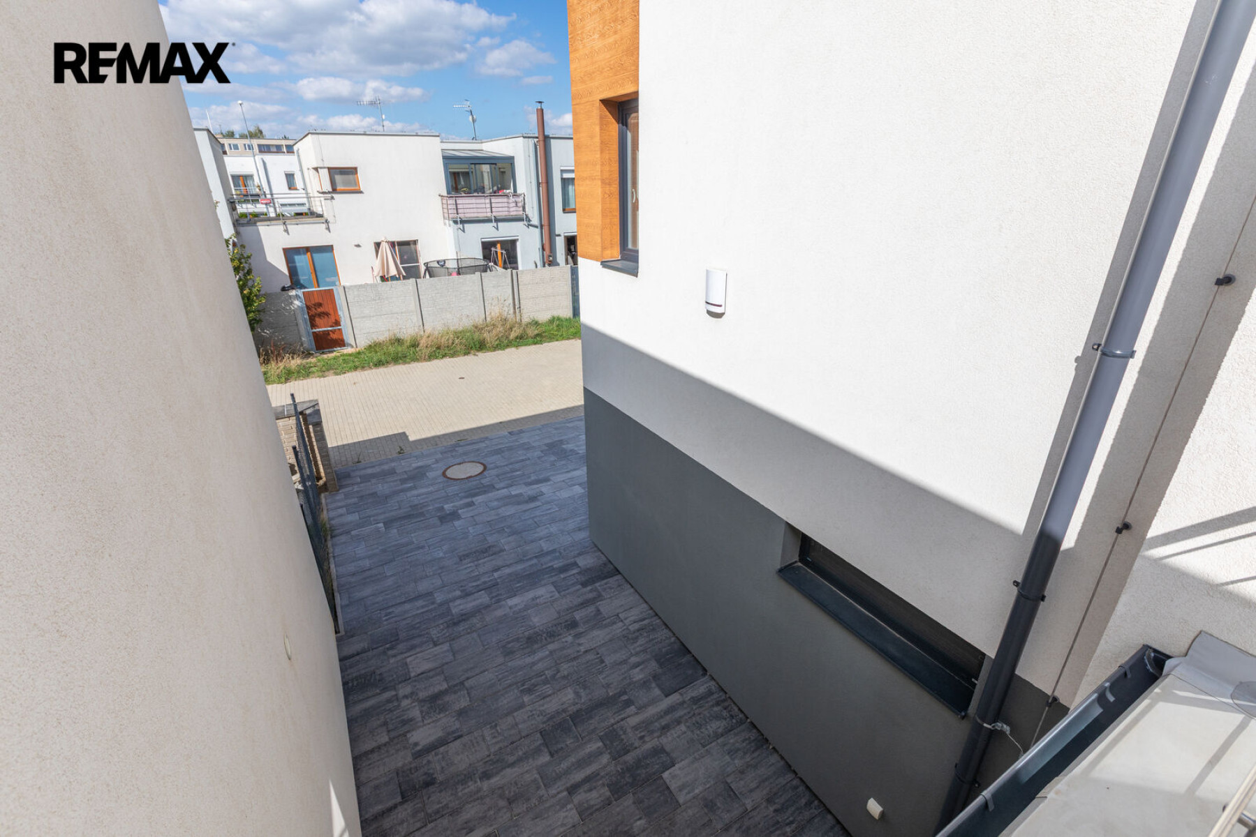Pronájem rodinného domu 3+kk s parkovacím stáním a zahradou – Praha 9, Hostavice
