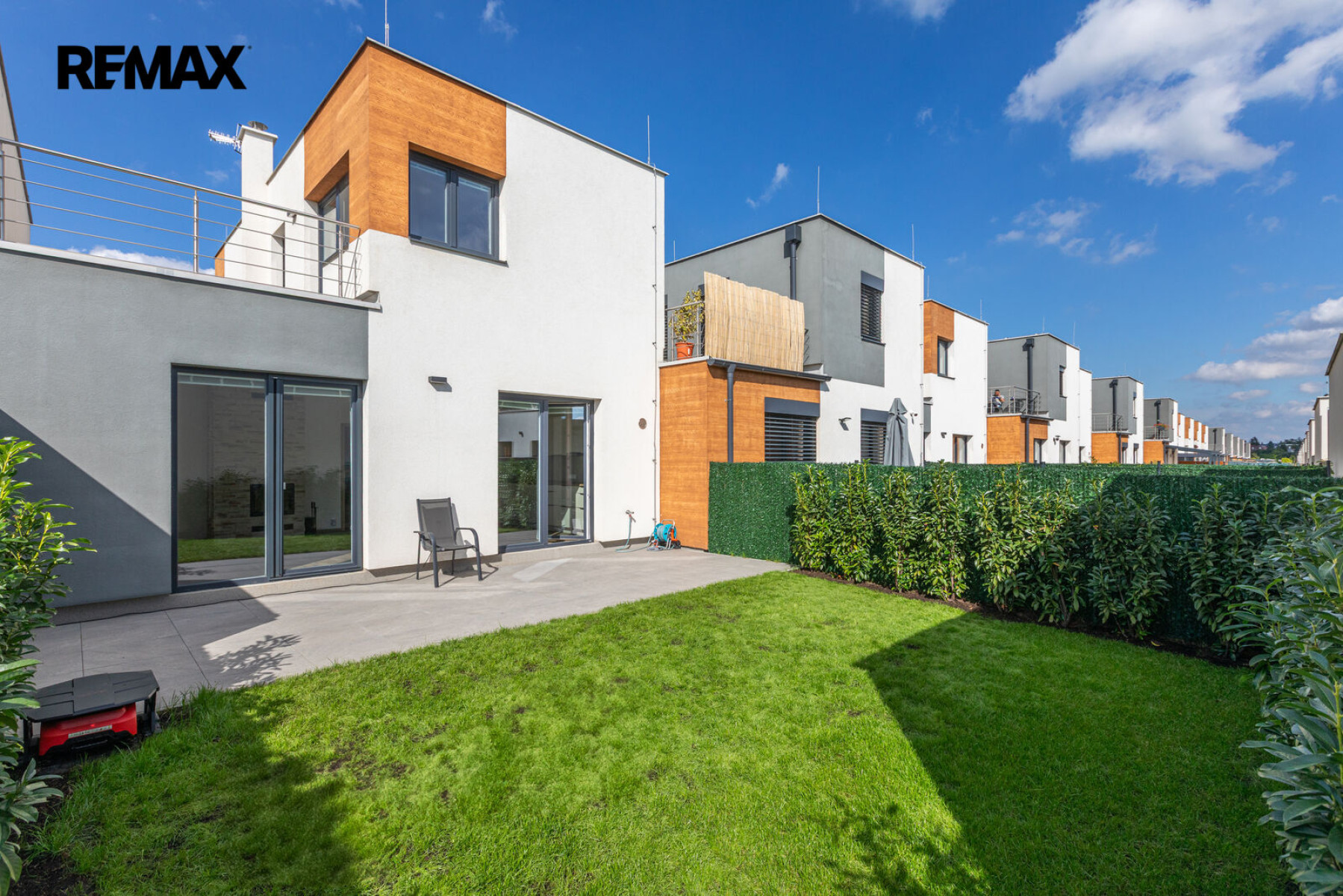 Pronájem rodinného domu 3+kk s parkovacím stáním a zahradou – Praha 9, Hostavice