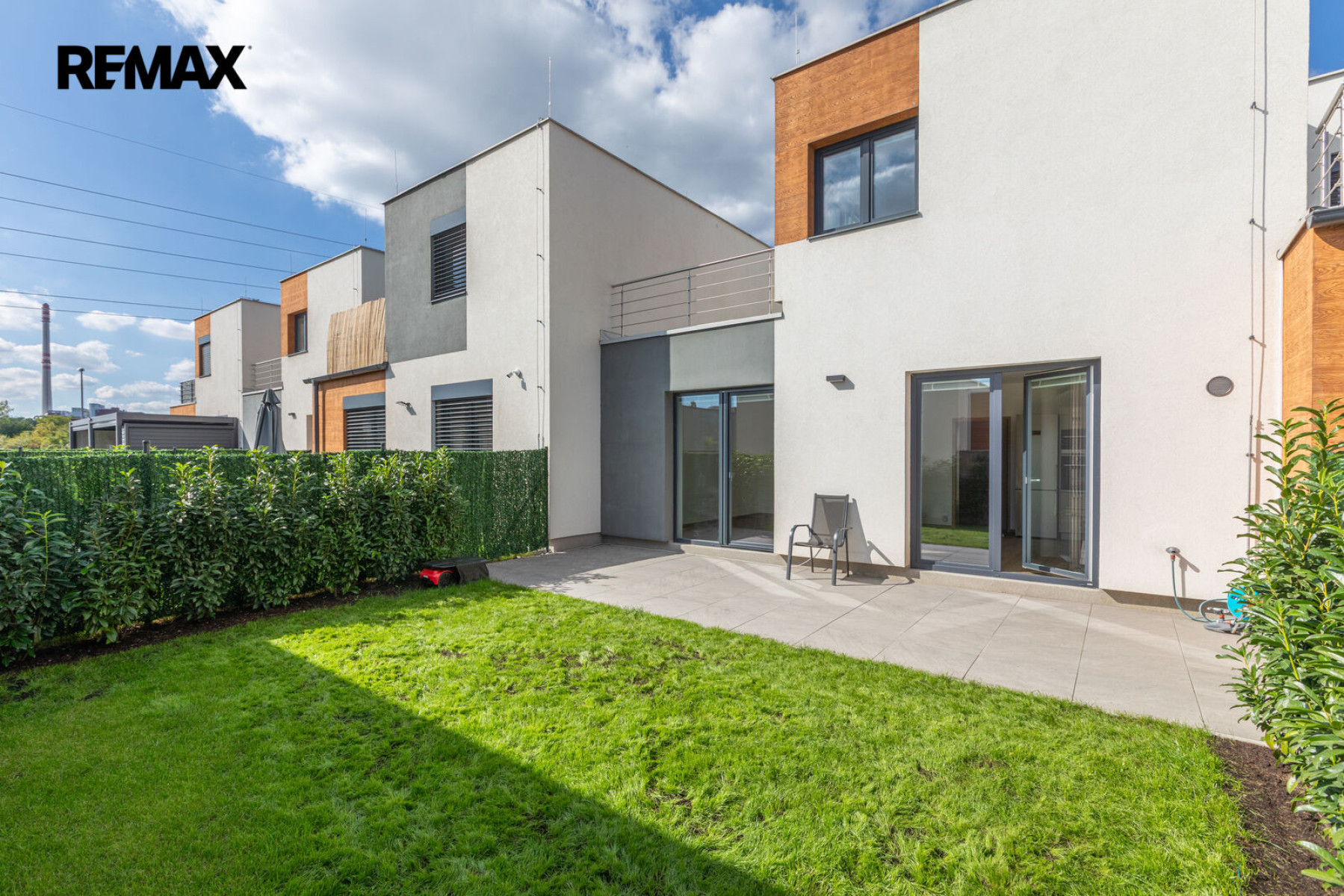 Pronájem rodinného domu 3+kk s parkovacím stáním a zahradou – Praha 9, Hostavice