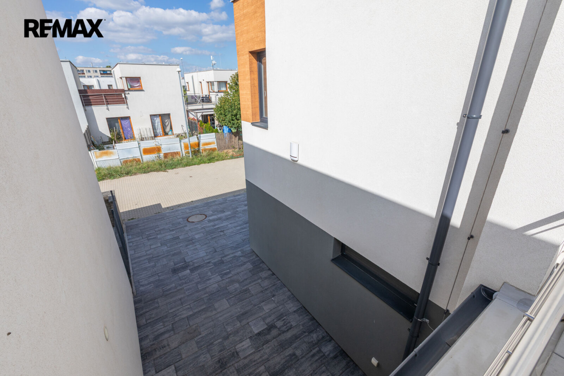 Pronájem rodinného domu 3+kk s parkovacím stáním a zahradou – Praha 9, Hostavice