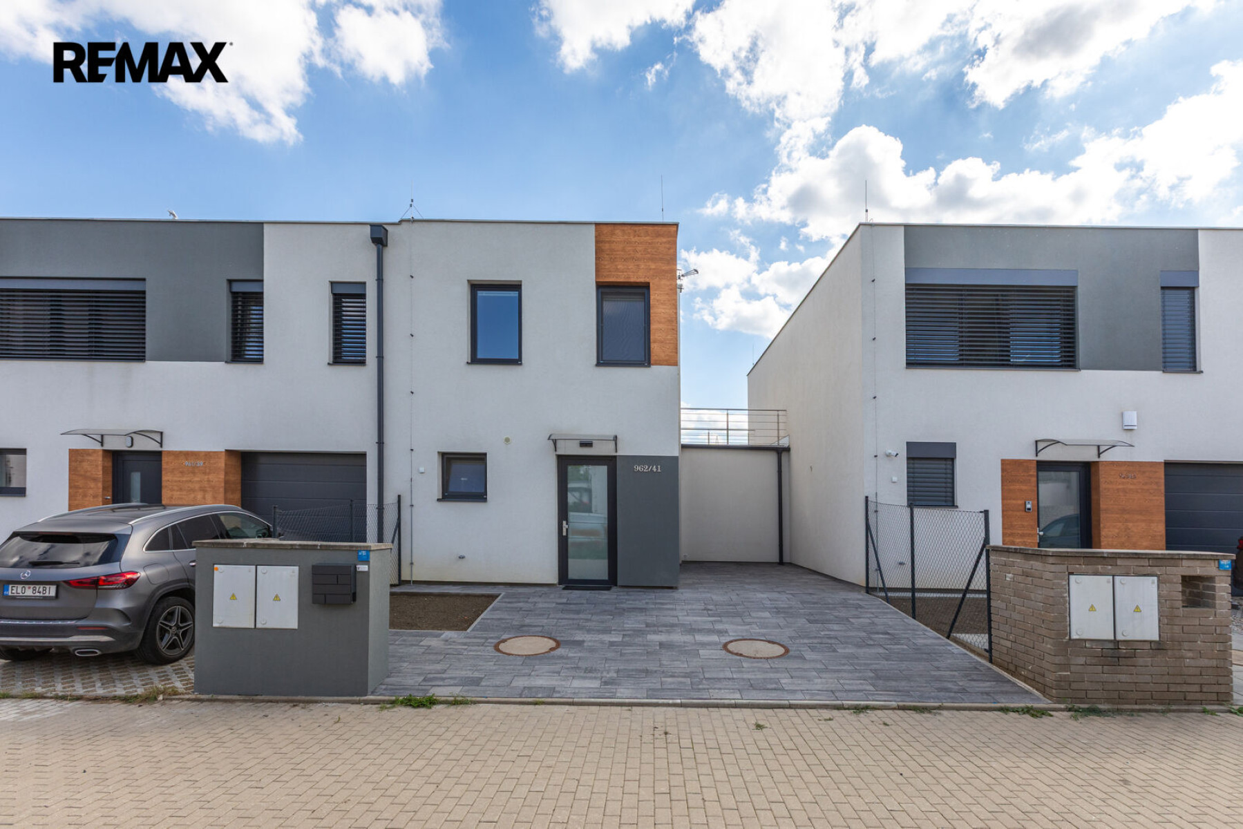 Pronájem rodinného domu 3+kk s parkovacím stáním a zahradou – Praha 9, Hostavice