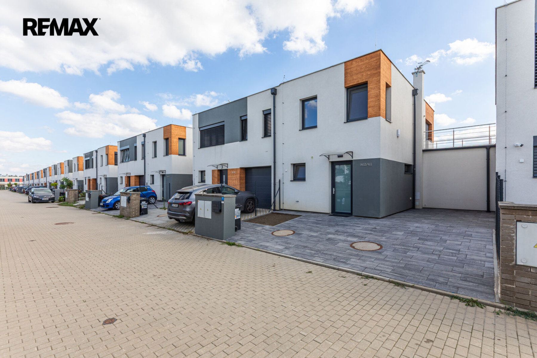 Pronájem rodinného domu 3+kk s parkovacím stáním a zahradou – Praha 9, Hostavice